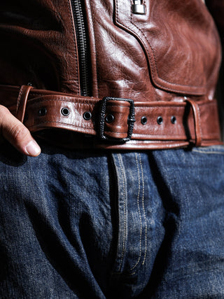 Waist belt of the brown Archetype D-Pocket jacket fastened on the model